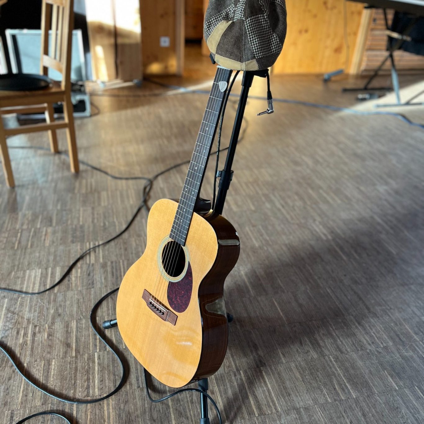 Gitarre im Probenraum Michs Gitarre im Probenraum mit seiner Mütze im Morgensonnenlicht